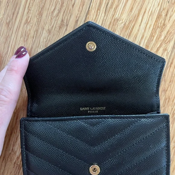 YSL SAINT LAURENT CASSANDRE MATELASSÉ SMALL ENVELOPE WALLET IN GRAIN LEATHER - Picture 3 of 6